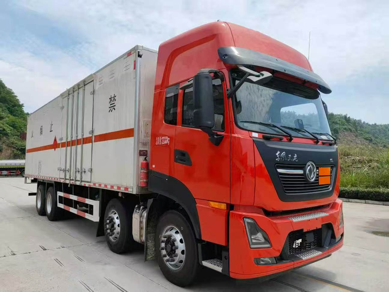 YZZ5320XRYJC6型易燃液体厢式运输车