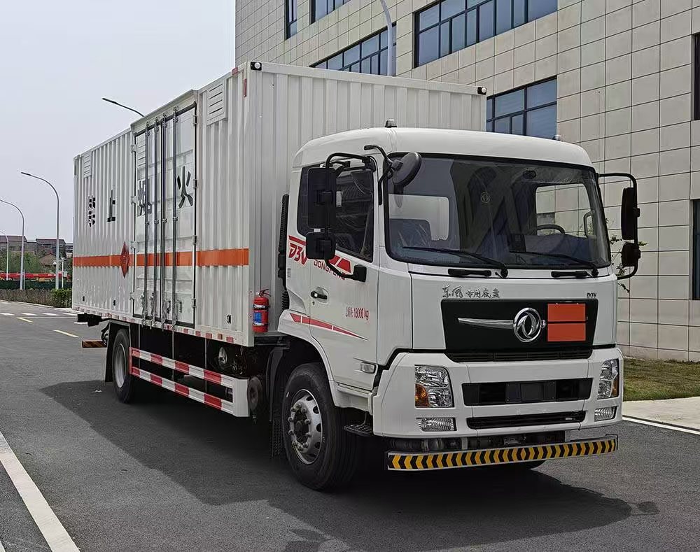 DFC5183XRYDFV6型易燃液体厢式运输车