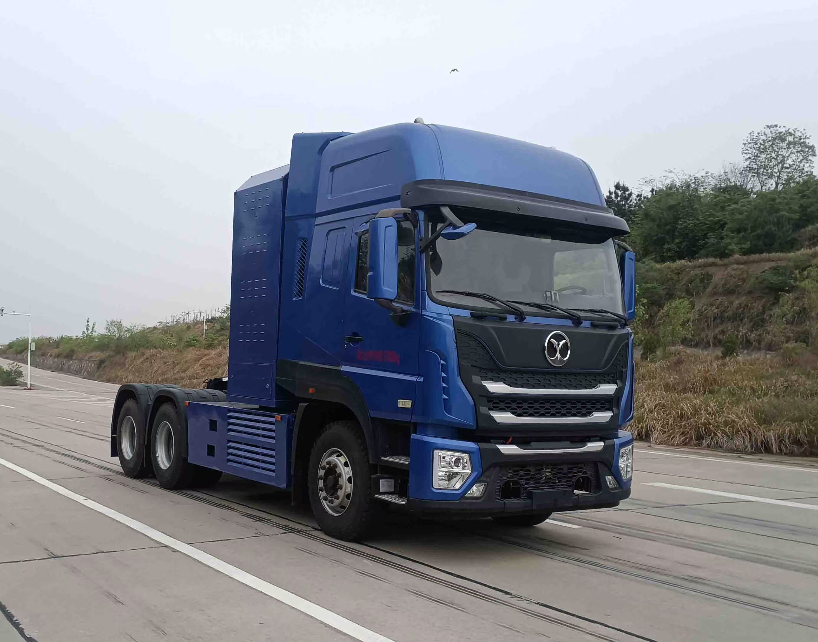 EQ4251GTFCEV型燃料电池半挂牵引车