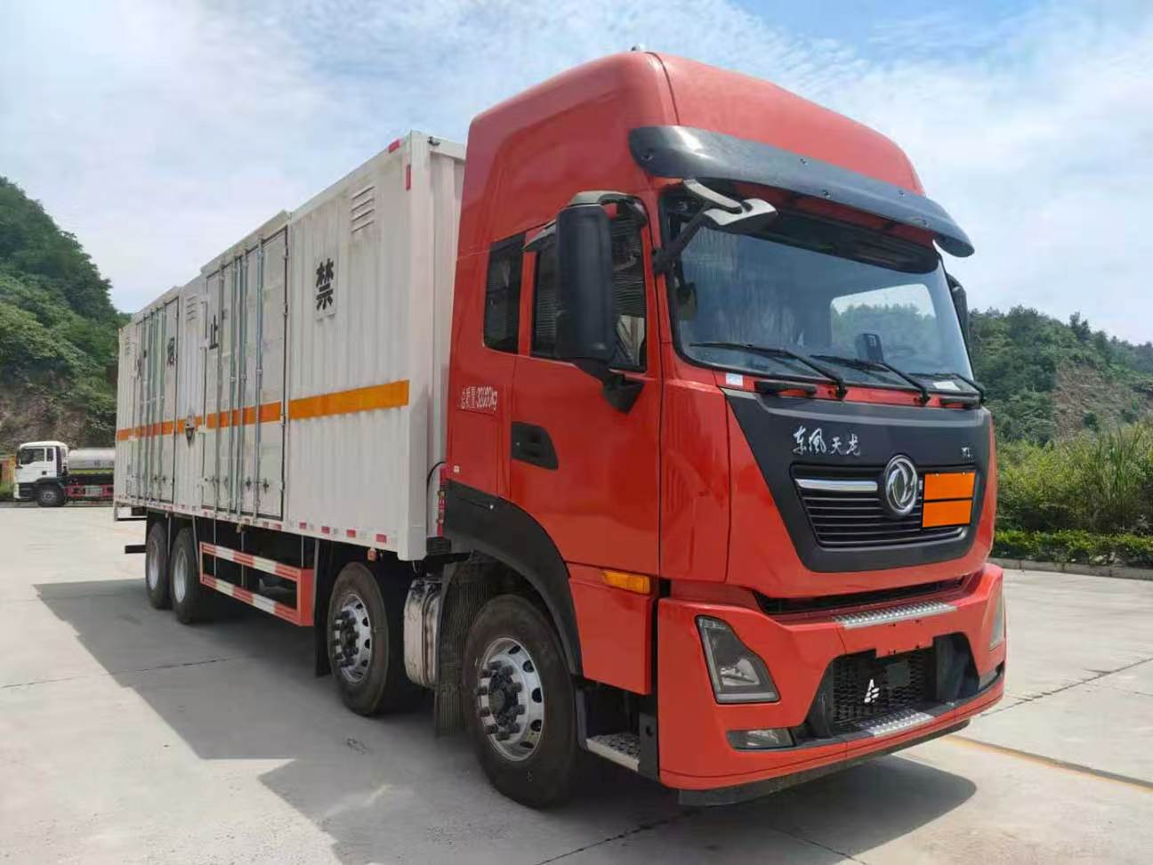 YZZ5320XFWJC6型腐蚀性物品厢式运输车