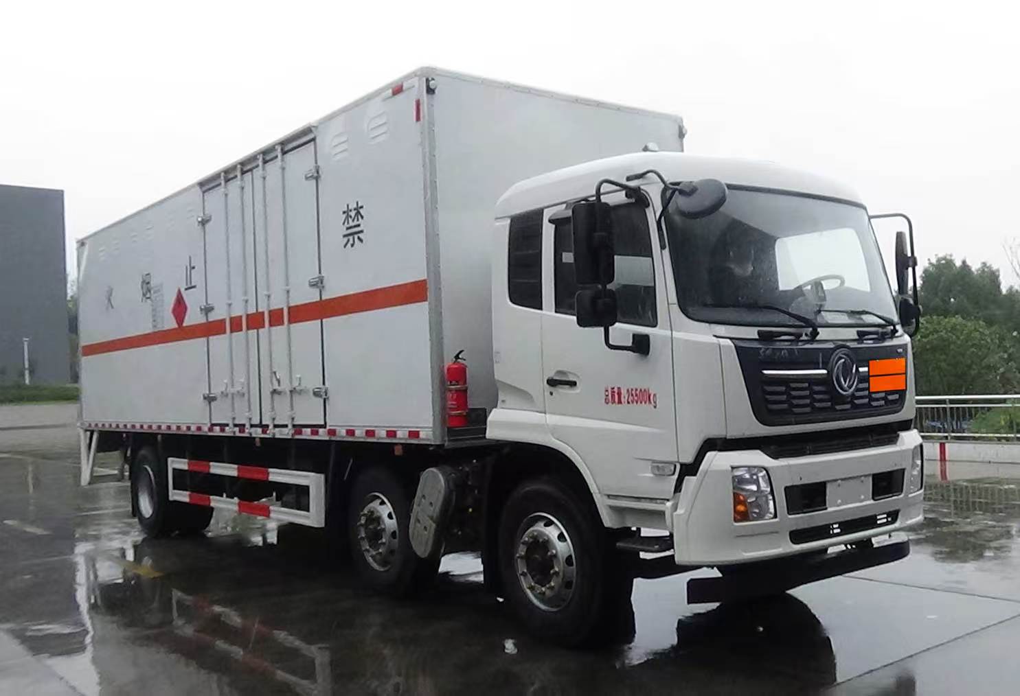YZZ5260XRQJC6型易燃气体厢式运输车