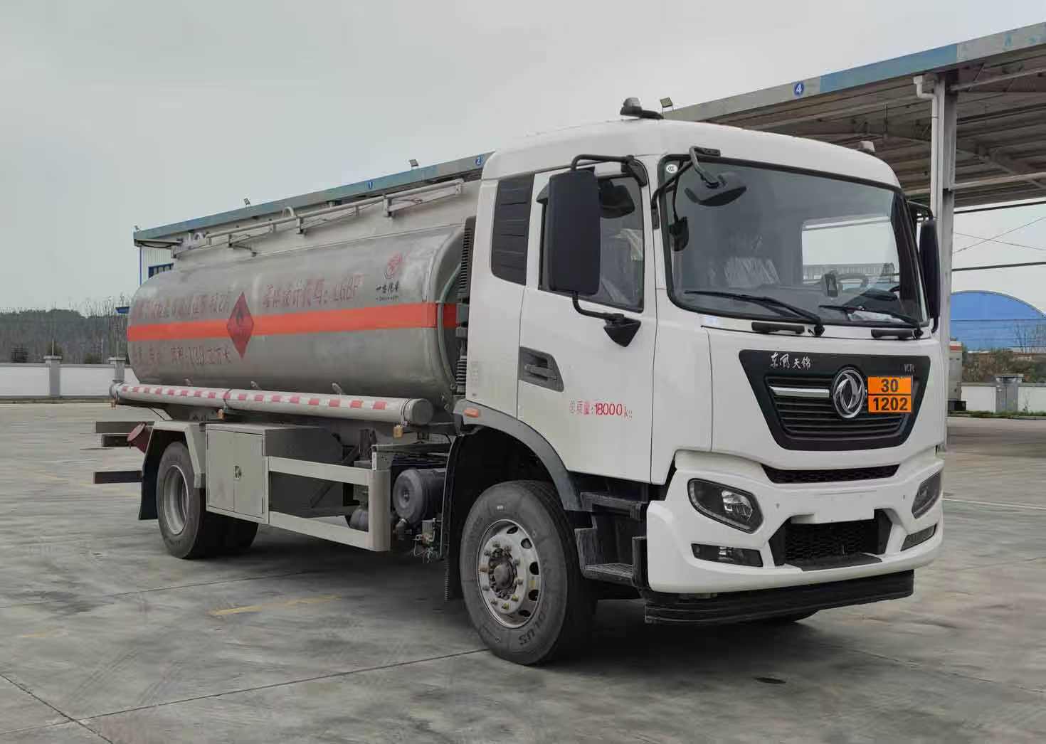 YZZ5181GYYLD6型铝合金运油车