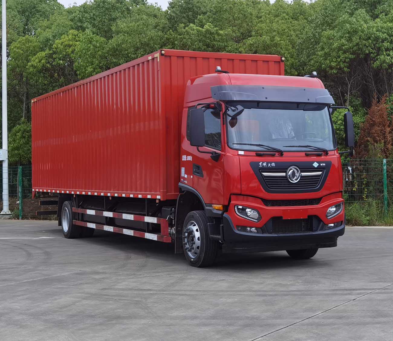 DFV5182XXYGP6N1型厢式运输车