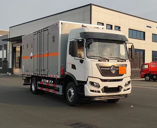 YZZ5180XFWDF6型腐蚀性物品厢式运输车