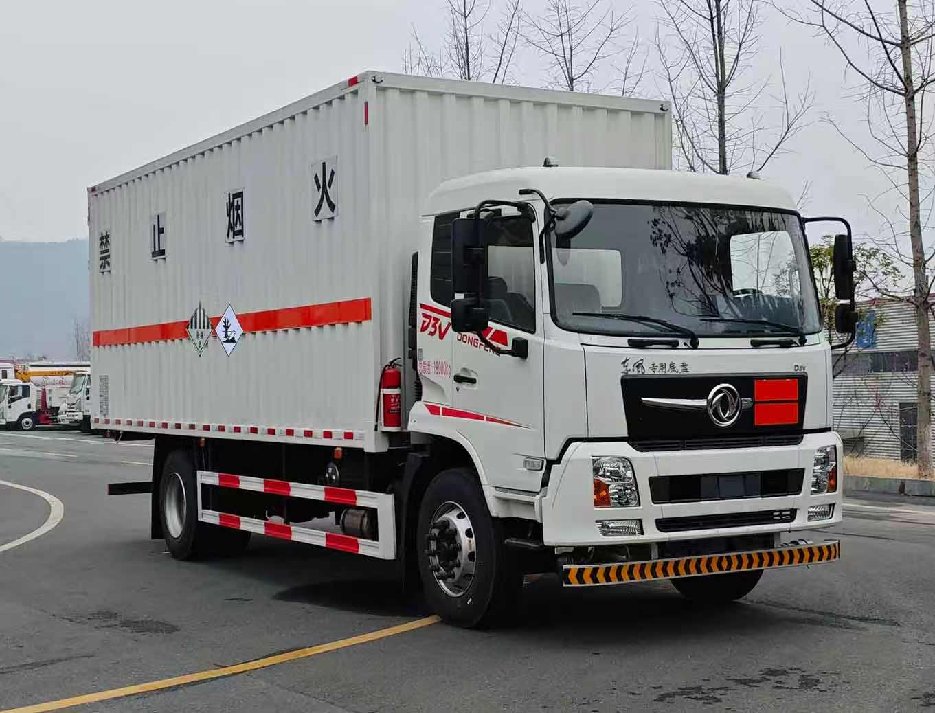 YZZ5183XZWDFV6型杂项危险物品厢式运输车