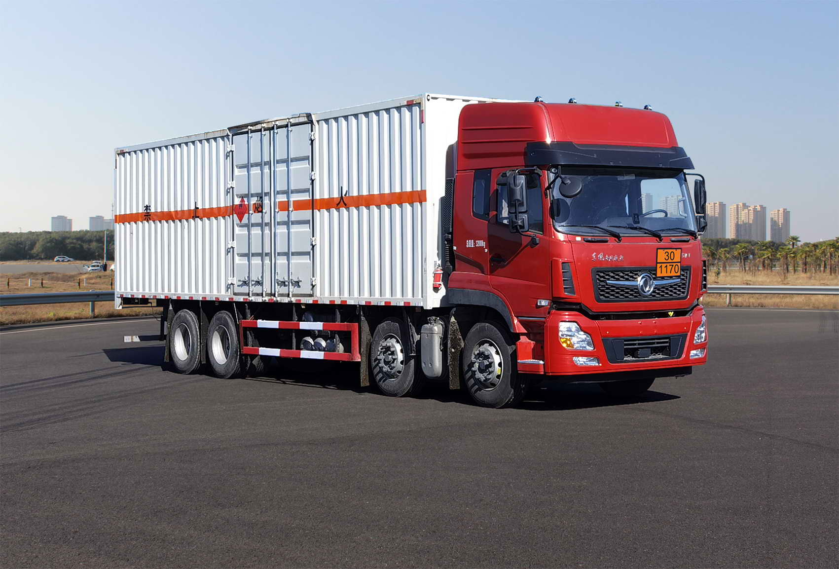DFV5327XRYGP6D型易燃液体厢式运输车