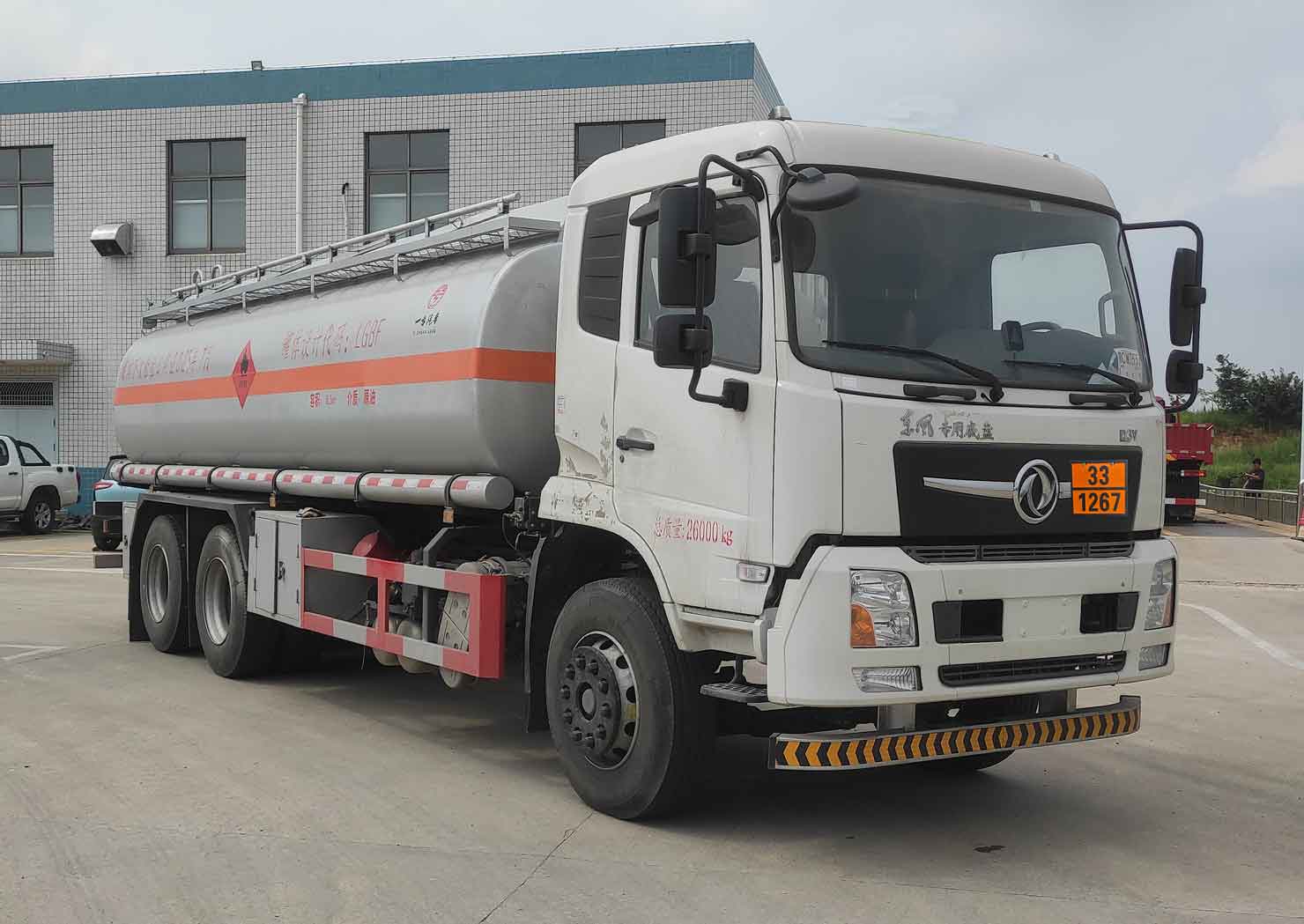 YZZ5260GRY6型易燃液体罐式运输车