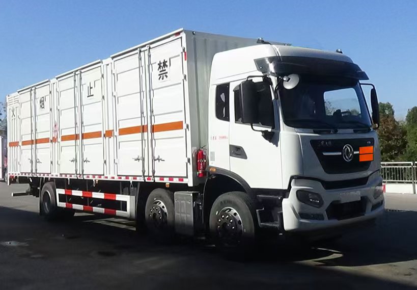 YZZ5260XRGJC6型易燃固体厢式运输车